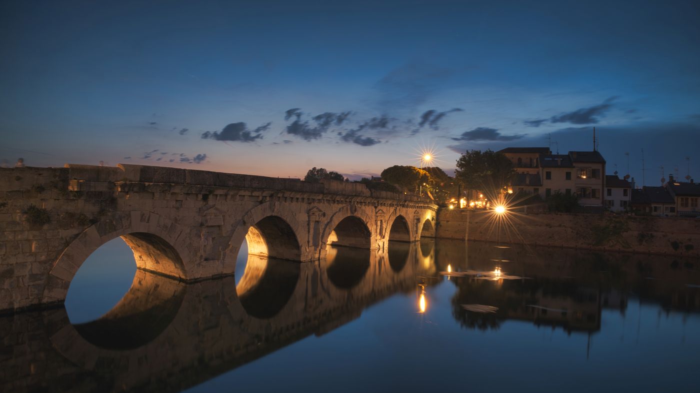 Pont médiéval de Besalú avec un vélo