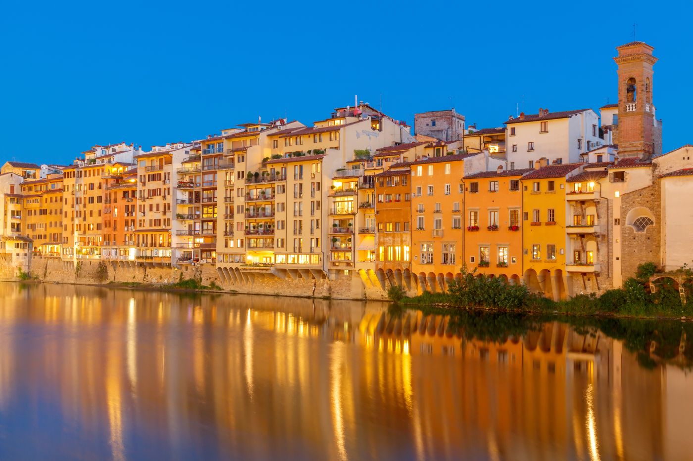 Gérone illuminée la nuit vue depuis les remparts