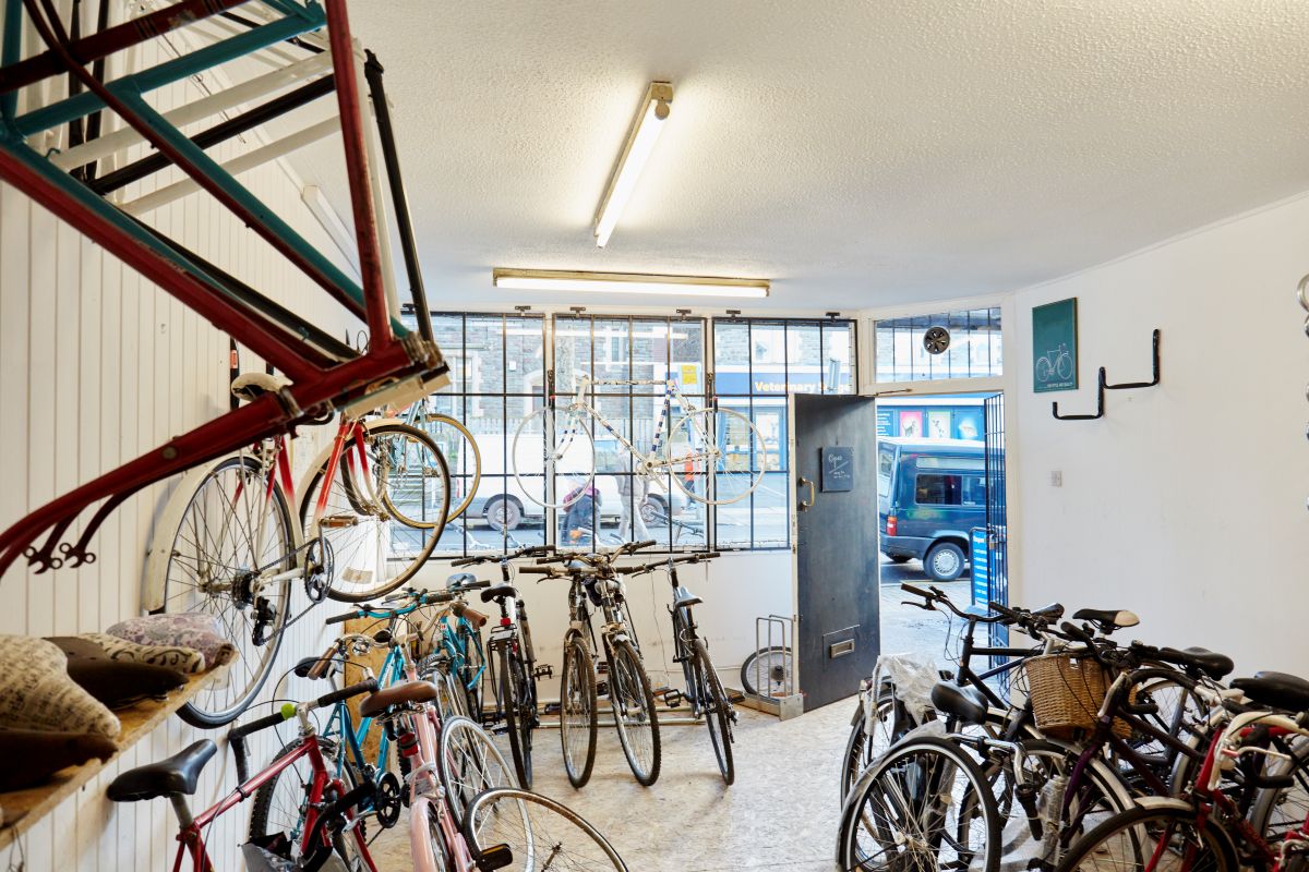 Magasin de location de vélos à Gérone avec différents modèles disponibles