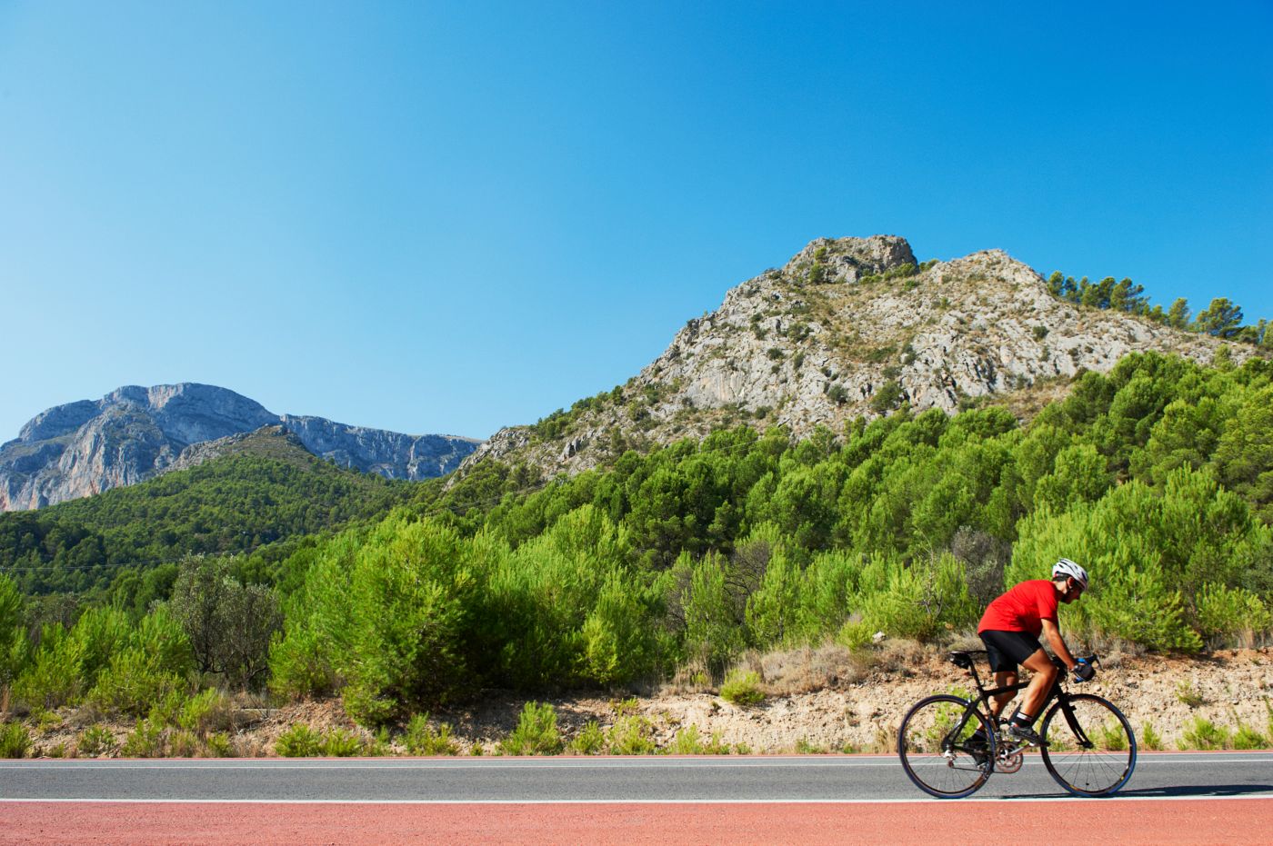 Cycliste professionnel s'entraînant sur les routes de Gérone