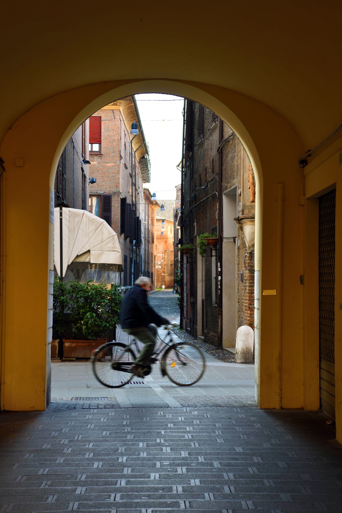 Cycliste dans la vieille ville de Gérone